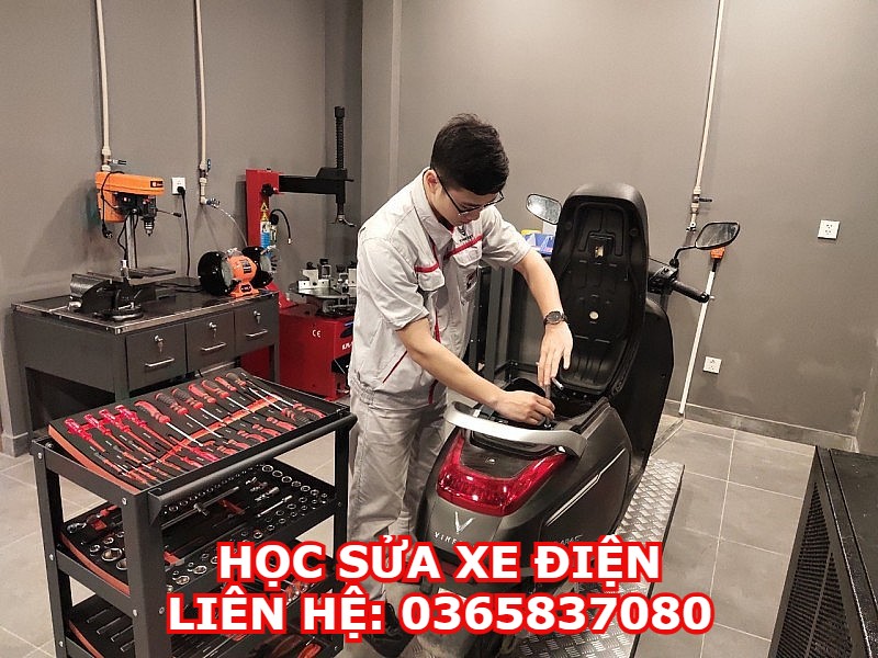 Học sửa xe đạp điện, xe máy điện VinFast, YADEA, PEGA – Cơ hội nghề nghiệp bền vững trong thời đại xanh