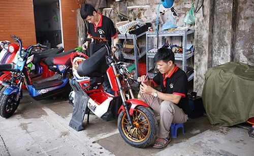 nhân viên ký thuật được đào tạo sửa xe đạp điện, xe máy điện chuyên nghiệp