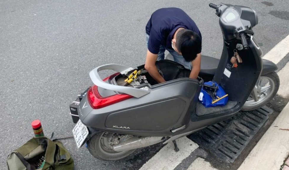 hình ảnh thợ kỹ thuật đang sửa xe điện ở Chương Mỹ